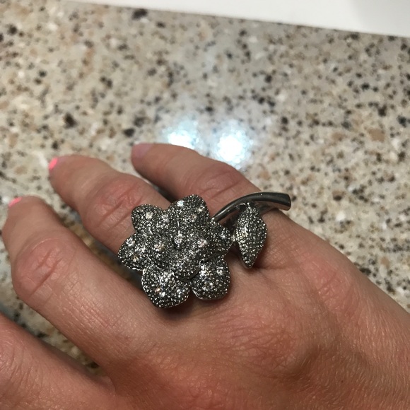 Rhinestone flower ring - Picture 2 of 3